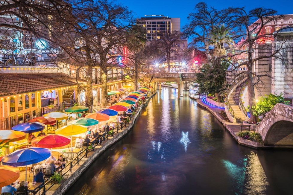 a picture of the riverwalk in san antonio texas